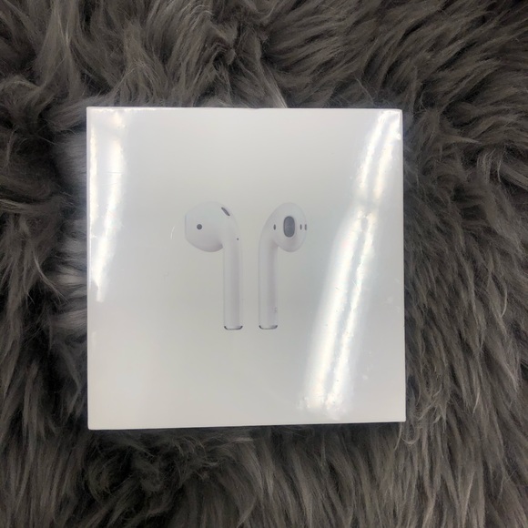 Apple Other - Apple AirPods with Charging Case (PM1190)